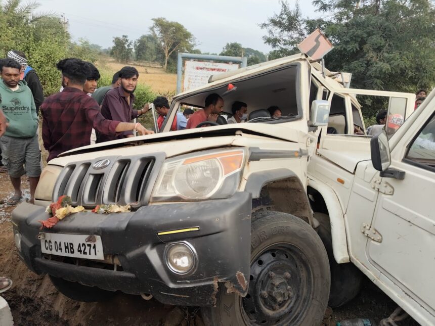 CG ACCIDENT BREAKING : तेज रफ्तार पिकअप और बोलेरो में जोरदार भिड़ंत