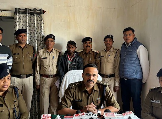 CG CRIME NEWS : गर्लफ्रेंड से गले मिलने के दौरान 13 साल के बच्चे ने देखा, आरोपी ने सिर पर पत्थर पटककर कर दी हत्या 