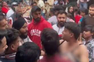  VIDEO : बीच बाजार महिलाओं के अंडरगारमेंट्स पहनकर अश्लील डांस कर रहा था युवक, दुकानदारों ने जमकर पीटा, देखें वायरल वीडियो 