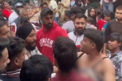  VIDEO : बीच बाजार महिलाओं के अंडरगारमेंट्स पहनकर अश्लील डांस कर रहा था युवक, दुकानदारों ने जमकर पीटा, देखें वायरल वीडियो 