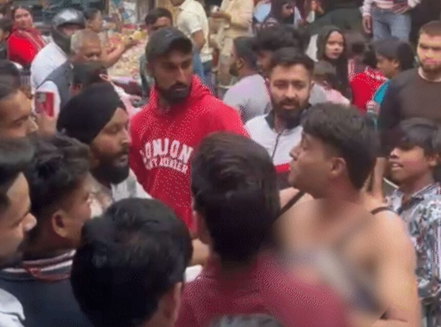  VIDEO : बीच बाजार महिलाओं के अंडरगारमेंट्स पहनकर अश्लील डांस कर रहा था युवक, दुकानदारों ने जमकर पीटा, देखें वायरल वीडियो 