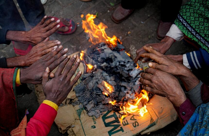 सर्दी में संघर्ष: ठंड में काम करने वाले मजदूरों और रिक्शाचालकों की संघर्ष की प्रेरणादायक कहानियां, पेट पालने जूझते हैं सर्द हवाओं से