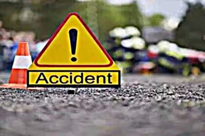 CG ACCIDENT : तेज रफ्तार हाइवा ने बाइक सवार युवक को कुचला, मौके पर हुई मौत