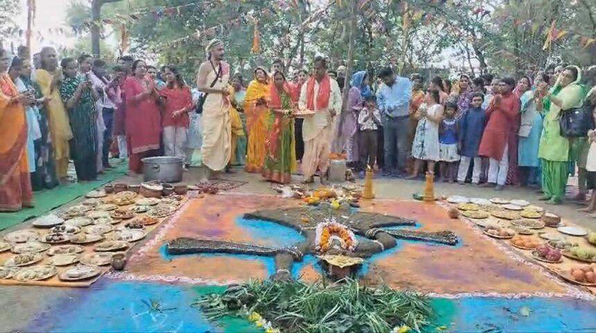 CG NEWS : लक्ष्मीनारायण मंदिर में भव्य रूप से मनाया गया गोवर्धन पूजा, गोबर की बनी कृष्ण प्रतिमा रही आकर्षण का केंद्र