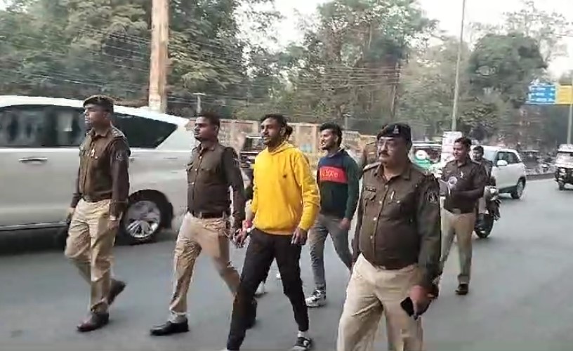 CG: तोड़फोड़ और मारपीट करने वाले 3 आरोपी गिरफ्तार, पुलिस ने निकाला जुलूस