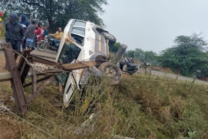 CG: भीषण सड़क हादसा, नशे में धुत स्कॉर्पियो चालक ने सामने से आ रही बाइक को मारी ठोकर