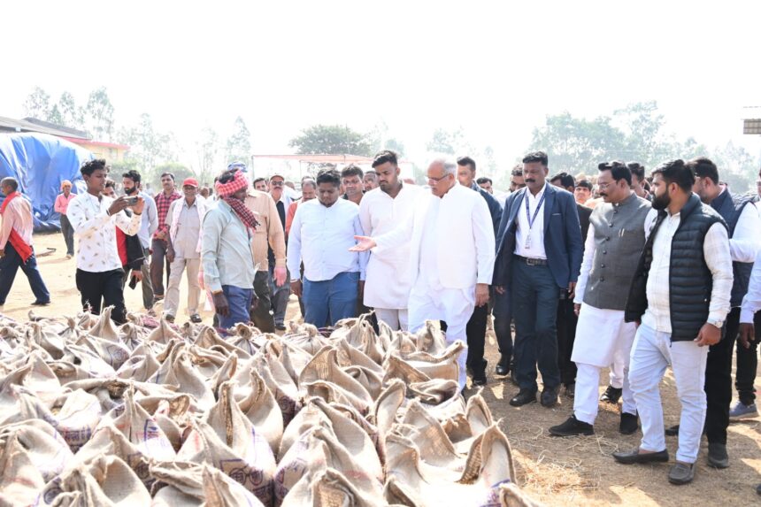 CG NEWS: सियासी सरगर्मियां तेज, धान खरीदी केंद्रों पर कांग्रेस का हल्ला बोल