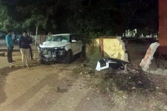 CG ACCIDENT : तेज रफ्तार कार और बाइक में जोरदार भिड़ंत, एक की मौत, दो घायल