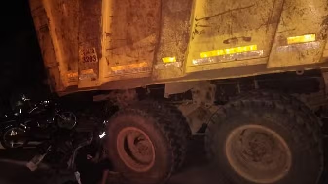 CG ACCIDENT NEWS : खड़ी ट्रक से टकराए स्कूटी सवार दो भाइयों की मौके पर मौत, दशगात्र कार्यक्रम से लौटने के दौरान हुआ हादसा 