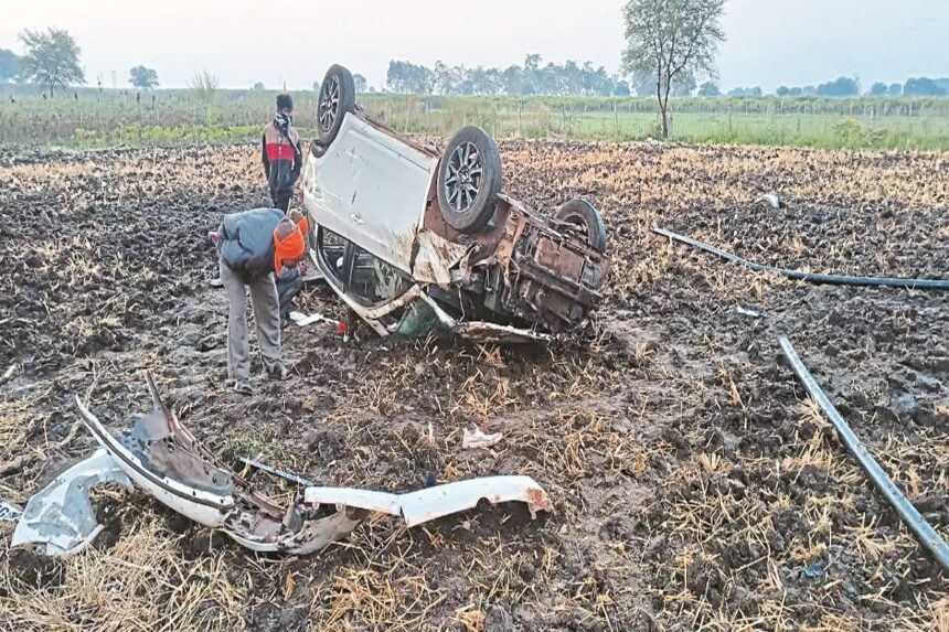 CG Accident News : सगाई से लौटते वक्त पलटी कार, एक युवक की हुई मौत, पूरे गांव में पसरा मातम