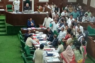 CG VIDHANSABHA : बिगड़ती कानून व्यवस्था पर विपक्ष ने की स्थगन प्रस्ताव पर चर्चा की मांग, नामंजूर होने पर गर्भगृह में घुसे सभी कांग्रेस विधायक, अध्यक्ष ने सभी को निलंबित कर बाहर जाने के दिए निर्देश 