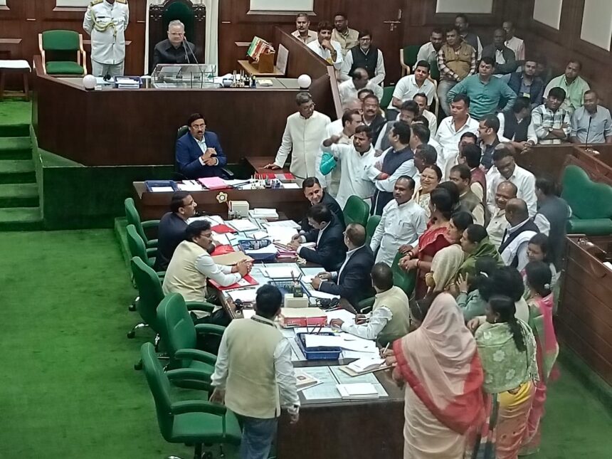 CG VIDHANSABHA : बिगड़ती कानून व्यवस्था पर विपक्ष ने की स्थगन प्रस्ताव पर चर्चा की मांग, नामंजूर होने पर गर्भगृह में घुसे सभी कांग्रेस विधायक, अध्यक्ष ने सभी को निलंबित कर बाहर जाने के दिए निर्देश 