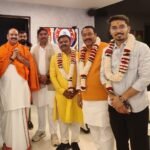 Pandit Pradeep Mishra in Raipur : रायपुर पहुंचे पंडित प्रदीप मिश्रा, यजमान परिवार के साथ देवांगन समाज ने किया आत्मीय स्वागत