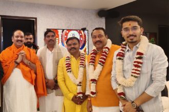 Pandit Pradeep Mishra in Raipur : रायपुर पहुंचे पंडित प्रदीप मिश्रा, यजमान परिवार के साथ देवांगन समाज ने किया आत्मीय स्वागत