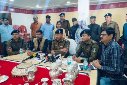 RAIPUR CRIME NEWS : दिगम्बर जैन मंदिर में चोरी का खुलासा, एक महिला सहित तीन आरोपी गिरफ्तार, 15 लाख के आभूषण जब्त, SSP सिंह ने केस में शामिल अधिकारी/कर्मचारियों को 10 हजार देने की घोषणा की 