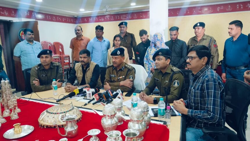 RAIPUR CRIME NEWS : दिगम्बर जैन मंदिर में चोरी का खुलासा, एक महिला सहित तीन आरोपी गिरफ्तार, 15 लाख के आभूषण जब्त, SSP सिंह ने केस में शामिल अधिकारी/कर्मचारियों को 10 हजार देने की घोषणा की 