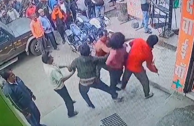 CG VIDEO : जमीन विवाद में मारपीट, लाठी रॉड व हथौड़ी से दुकान संचालक पर हमला, पुलिस पर भी दुर्व्यवहार का आरोप 