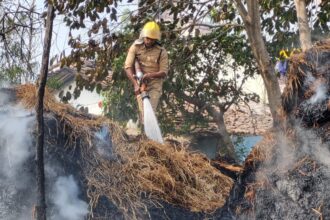 Gariaband News : कोपरा में घर में रखे पैरावट पर लगी भीषण आग, दमकल की त्वरित कार्रवाई से बड़ा हादसा टला 