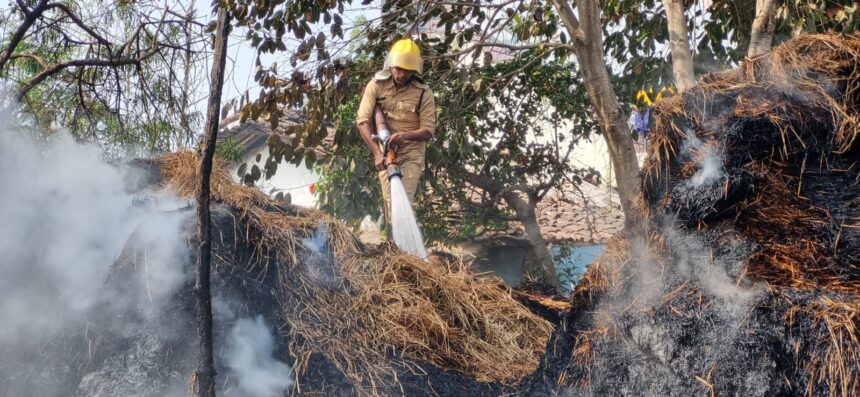 Gariaband News : कोपरा में घर में रखे पैरावट पर लगी भीषण आग, दमकल की त्वरित कार्रवाई से बड़ा हादसा टला 