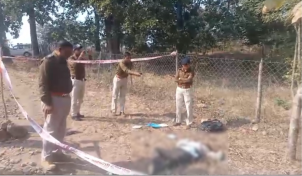 MURDER : पत्थर से कुचलकर युवक की बेरहमी से हत्या, घर से तीन दिन पहले निकला था इंदौर जाने के लिए