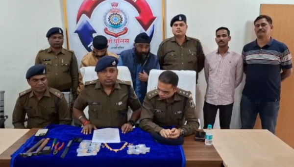 CG CRIME : आलमारी की चाबी बनाने के बहाने लाखों के सोने चांदी के जेवरात ले उड़े चोर, पुलिस ने धरदबोचा 