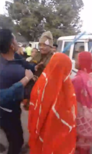 MP Viral video : ग्रामीणों ने SI साहब को दौड़कर पीटा, देखें वायरल वीडियो 