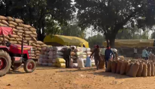 Chhattisgarh : बीज की बकाया राशि का भुगतान नहीं होने से किसान परेशान, मंडियों में नहीं बेच पा रहे धान 