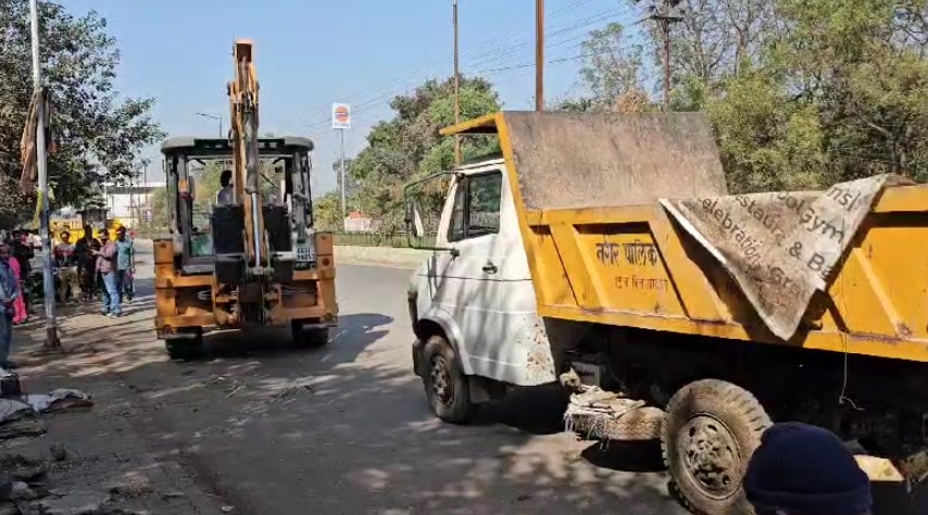 Raipur Breaking : रायपुर में अवैध अतिक्रमण पर कार्रवाई जारी. पचपढ़ी नाका जीएसटी भवन और पोस्ट ऑफिस के बाहर हटाए गए पान ठेले और गुमटिया