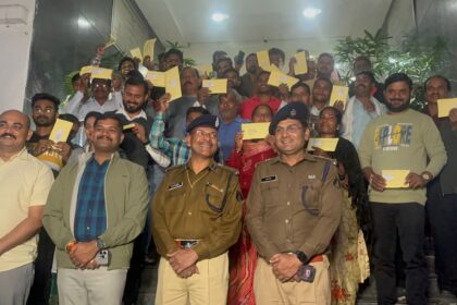 RAIPUR NEWS : राजधानी पुलिस ने गुम हुए कुल 300 नग मोबाईल फोन स्वामियों को लौटाया, देश के विभिन्न राज्यों से किया गया बरामद, वापस पाकर खिले लोगों के चेहरे 