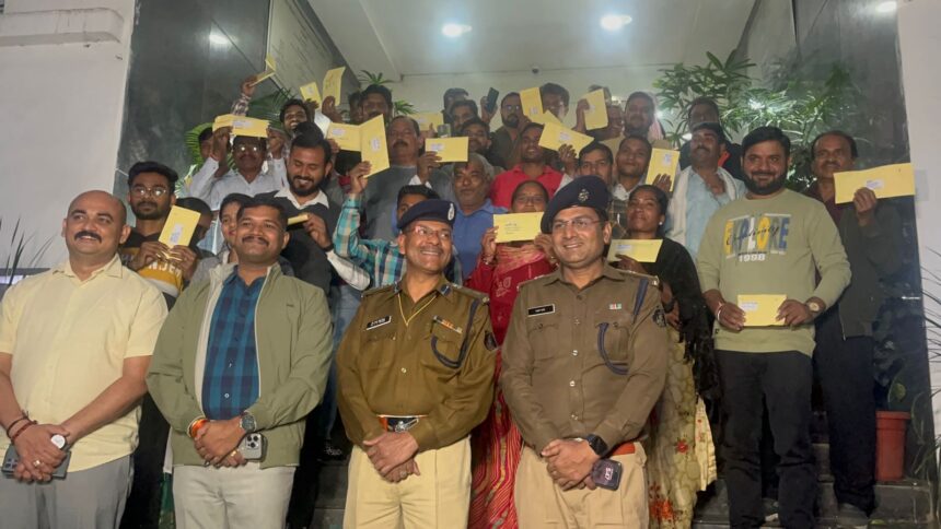 RAIPUR NEWS : राजधानी पुलिस ने गुम हुए कुल 300 नग मोबाईल फोन स्वामियों को लौटाया, देश के विभिन्न राज्यों से किया गया बरामद, वापस पाकर खिले लोगों के चेहरे 