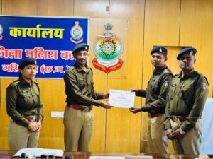 पुलिस अधिकारियों और कर्मचारियों को उत्कृष्ट कार्य के लिए किया गया सम्मानित