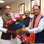 Shivraj Singh Chauhan's visit to CG: रायपुर पहुंचे केंद्रीय मंत्री शिवराज सिंह चौहान, सीएम साय ने शॉल व स्मृति चिह्न भेंट कर किया आत्मीय स्वागत 