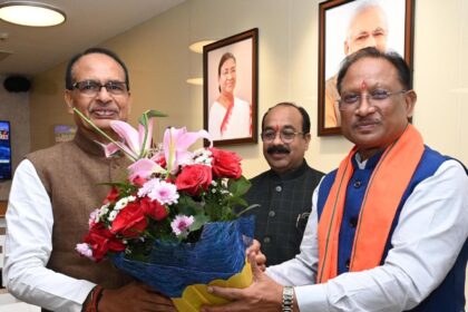 Shivraj Singh Chauhan's visit to CG: रायपुर पहुंचे केंद्रीय मंत्री शिवराज सिंह चौहान, सीएम साय ने शॉल व स्मृति चिह्न भेंट कर किया आत्मीय स्वागत 