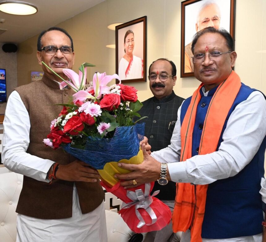 Shivraj Singh Chauhan's visit to CG: रायपुर पहुंचे केंद्रीय मंत्री शिवराज सिंह चौहान, सीएम साय ने शॉल व स्मृति चिह्न भेंट कर किया आत्मीय स्वागत 