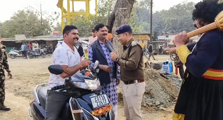 Jashpur News : पत्थलगांव में चलाया गया सड़क सुरक्षा अभियान, यमराज ने लोगों से की यातयात नियमों के पालन करने की अपील