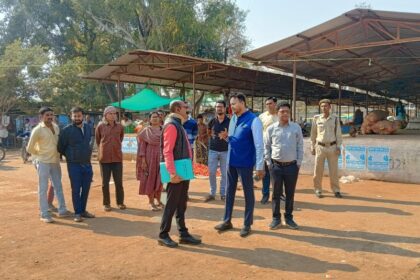 CG NEWS : कलेक्टर ने इतवारी बाजार क्षेत्र में निर्मित दुकानों के आबंटन को लेकर किया निरीक्षण