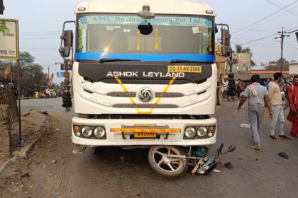  CG ACCIDENT BREAKING : तेज रफ्तार ट्रक ने बाइक सवारों को मारी टक्कर 