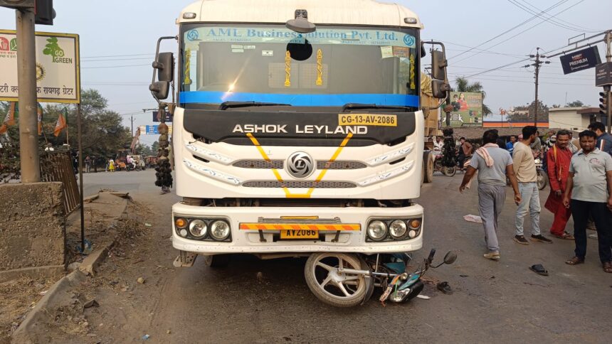  CG ACCIDENT BREAKING : तेज रफ्तार ट्रक ने बाइक सवारों को मारी टक्कर 