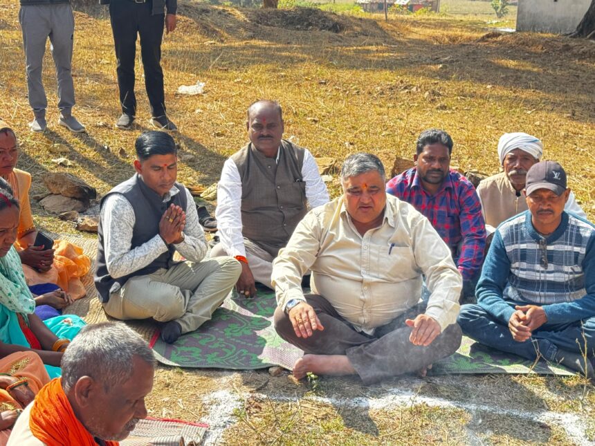 Ambikapur News : विधायक राजेश अग्रवाल ने महतारी सदन भवन और सेड निर्माण कार्य का किया भूमि पूजन