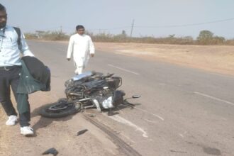 CG ACCIDENT BREAKING :  तेज रफ्तार दो बाइकों में भिड़ंत, फिर ट्रक ने कुचला, भयानक था दृश्य...