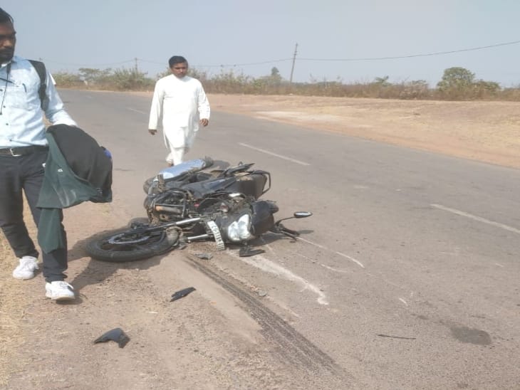 CG ACCIDENT BREAKING :  तेज रफ्तार दो बाइकों में भिड़ंत, फिर ट्रक ने कुचला, भयानक था दृश्य...