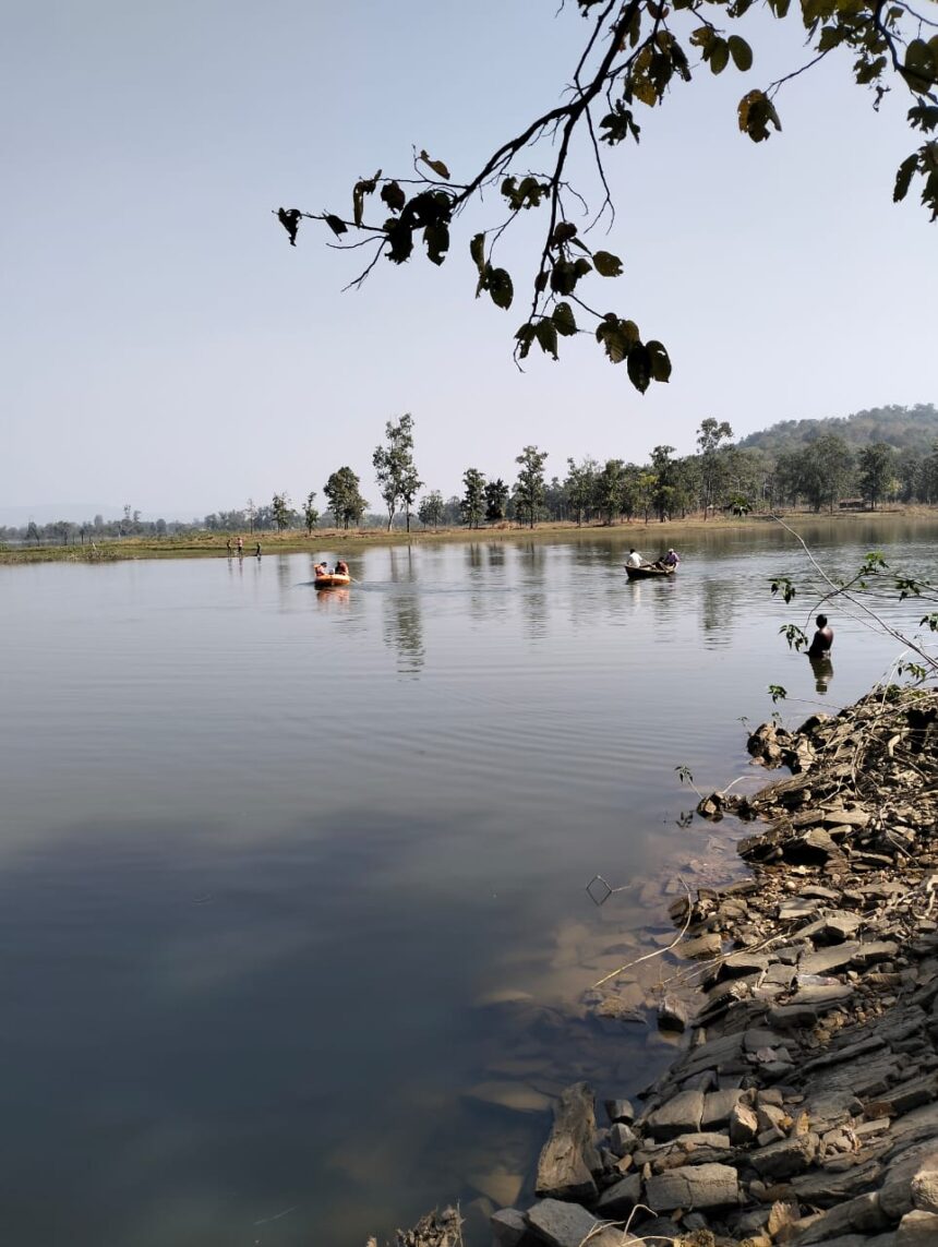 CG : तालाब में तैरते हुए अधेड़ लापता, किनारे पर मिले कपड़े, मगरमछ के हमले की आशंका