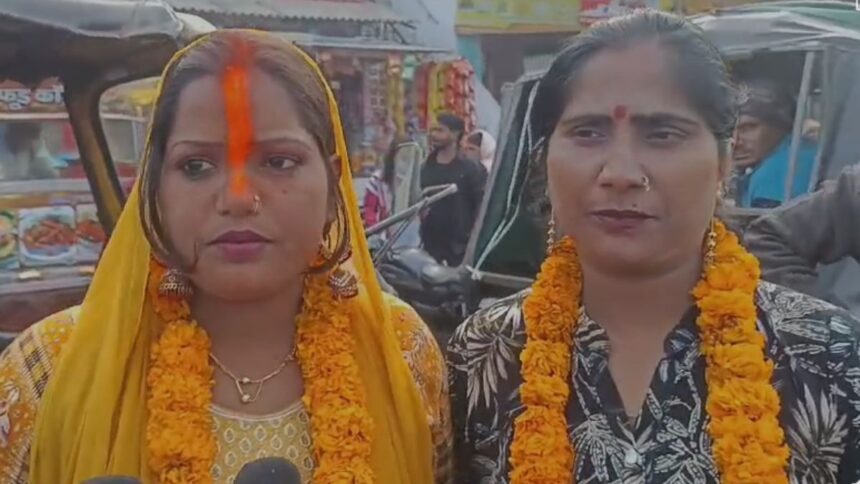 Two Women Wedding : शराबी पतियों से तंग आकर महिलाओं ने आपस में कर ली शादी, मंदिर में सिंदूर लगाया और पूरे किए सात फेरे