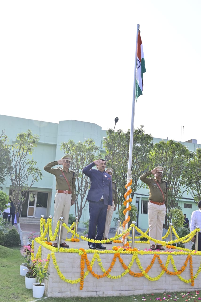 Republic Day 2025 : विधानसभा सचिवालय में सचिव दिनेश शर्मा ने किया ध्वजारोहण, परेड की सलामी ली