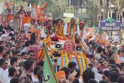 RAIPUR VIDEO : शक्ति प्रदर्शन के साथ नामांकन दाखिल करने निकली महापौर प्रत्याशी मीनल चौबे, मंत्री नेताम और सांसद बृजमोहन साथ में, कई पार्षद प्रत्याशी सहित बड़ी संख्या में नेता - कार्यकर्ता मौजूद