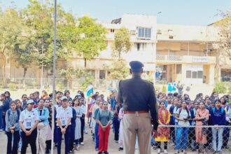 RAIPUR : गुरुकुल महिला महाविद्यालय के छात्रों को यातायात नियमों की दी गई जानकारी
