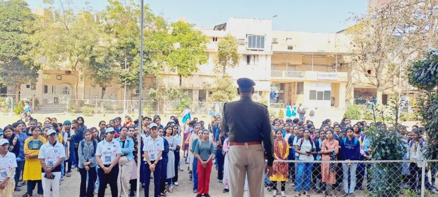 RAIPUR : गुरुकुल महिला महाविद्यालय के छात्रों को यातायात नियमों की दी गई जानकारी