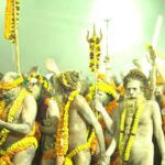 Maha Kumbh 2025 : अस्त्र - शस्त्र के साथ अमृत स्नान करने निकले नागा साधु , संगम घाट पर लाखों श्रद्धालुओं की भीड़