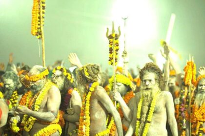 Maha Kumbh 2025 : अस्त्र - शस्त्र के साथ अमृत स्नान करने निकले नागा साधु , संगम घाट पर लाखों श्रद्धालुओं की भीड़