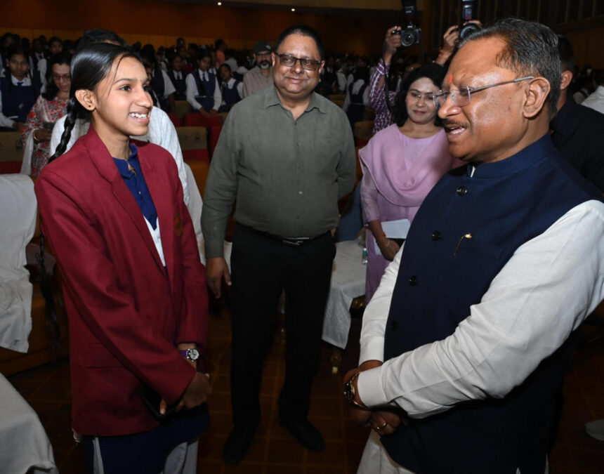 Chhattisgarh : CM विष्णु देव साय ने छात्र छात्राओं के साथ सुनी "परीक्षा पे चर्चा" की आठवीं कड़ी, छात्र जीवन से जुड़े अनुभव किए साझा